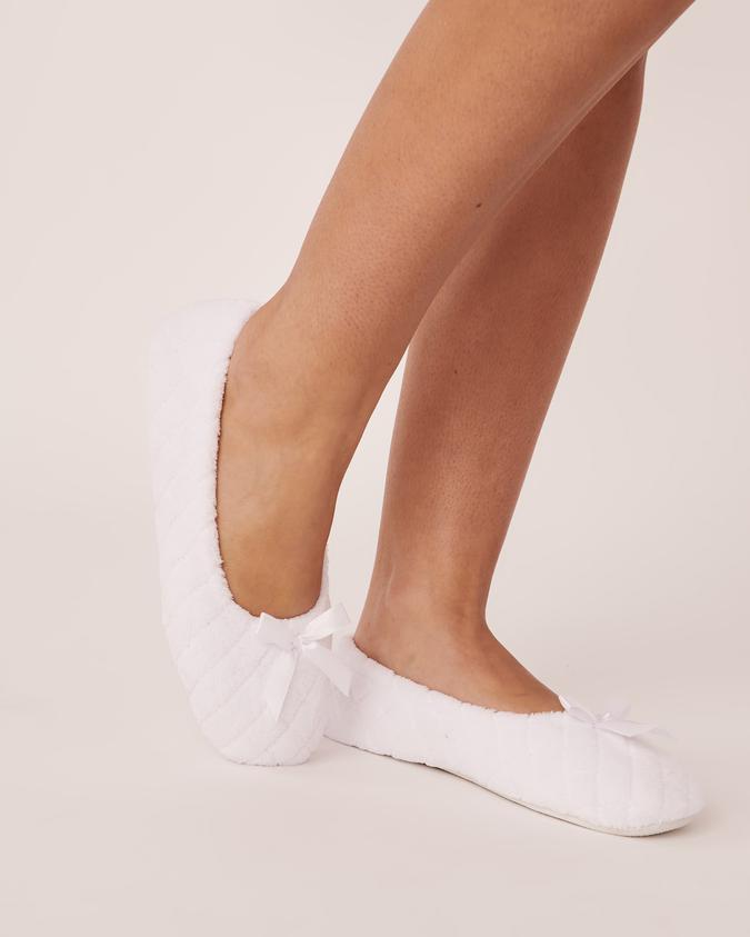 la Vie en Rose Women’s White Quilted Ballerina Slippers