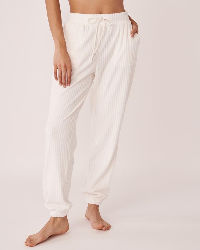 la Vie en Rose Women’s White Ribbed Velour Jogger Pants